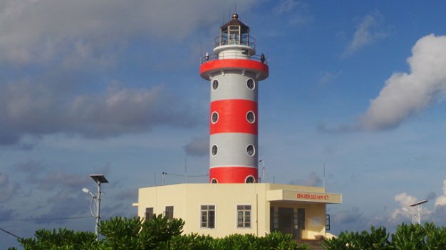 Keeping lighthouses in Truong Sa working - ảnh 2